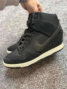 Nike Dunk Essentials Sky Hi Wedge Sneaker Black/White size 7.5 644877-001